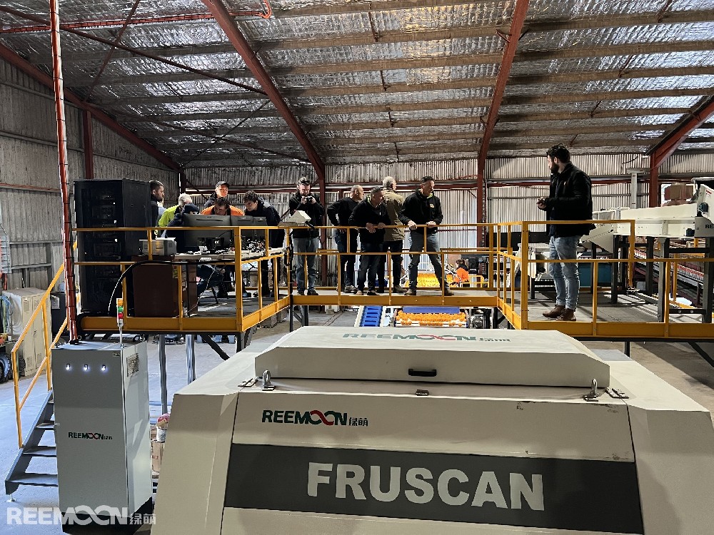 日前，應用于Clear Lake Citrus的新型Fruscan 7四通道分選機在澳大利亞格里菲斯的綠萌展示活動中驚艷亮相。該設備是目前綠萌在澳大利亞所安裝的最新也是最大的設備。綠萌新型Fruscan 7四通道分選機展示活動現場來自澳大利亞各地的種植者和包裝廠商來到這家柑橘包裝廠參觀了這臺配備了Fruscan 7系統（綠萌的最新瑕疵分選技術