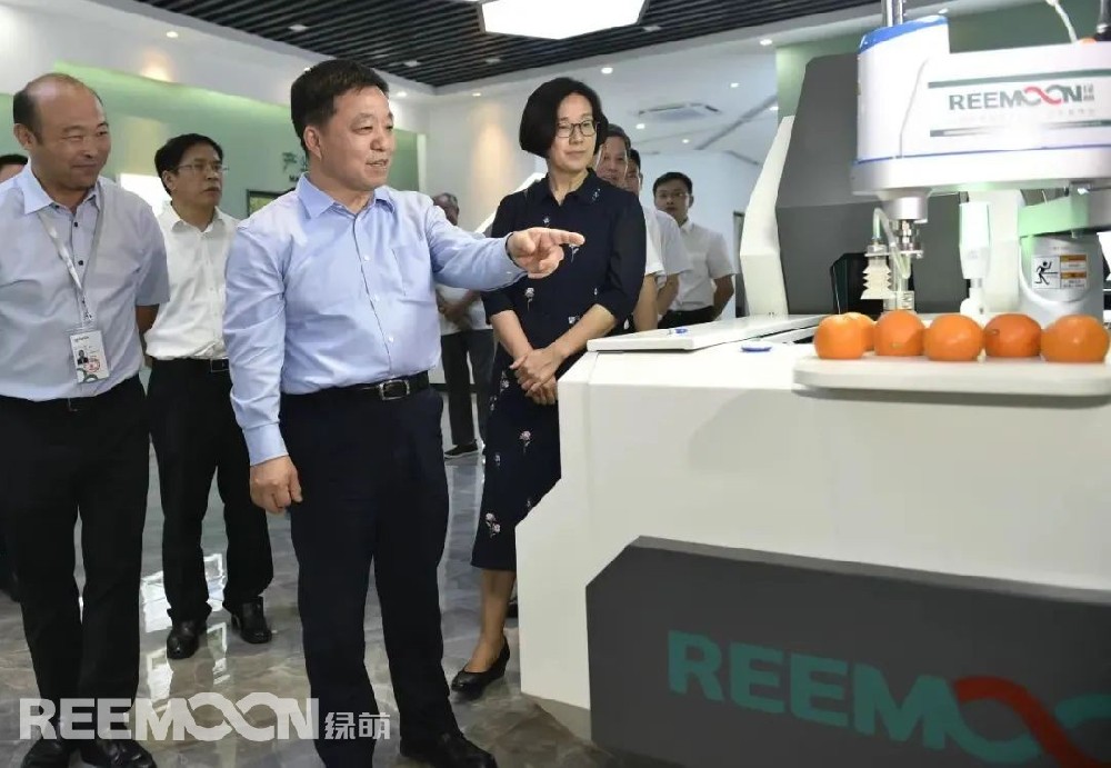 9月29日下午，江西省省長葉建春蒞臨綠萌公司調研指導工作，省委副書記、贛州市委書記吳忠瓊陪同調研。中科微至董事長、中科院微電子所智能制造中心主任李功燕，江西綠萌公司董事長朱壹向省長一行作了詳細匯報。葉建春省長深入了解綠萌公司創立發展歷程、核心技術研發及全球市場布局等情況。在得知綠萌果蔬分揀裝備出口近30個