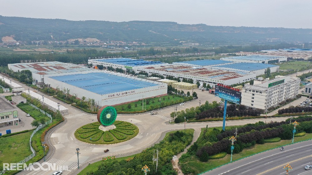 瓜果飄香季，豐收喜悅時。獼猴桃成熟采摘季節，田間地頭，連綿的果樹一眼望不到邊界，一棵棵獼猴桃枝繁葉茂，交相掩映，濃綠葉片下飽滿圓潤的獼猴桃掛滿枝頭，團團簇簇，清香怡人，負責采摘的工人穿梭其間，濃郁的果香縈繞心頭，讓人垂涎欲滴。這里就是陜西眉縣，獼猴桃的最佳優生區之一。眉縣南依秦嶺，北跨渭河，氣候溫和